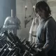 Daryl olhando as armas das freiras em cena do Episódio 1 da 1ª temporada de The Walking Dead: Daryl Dixon.