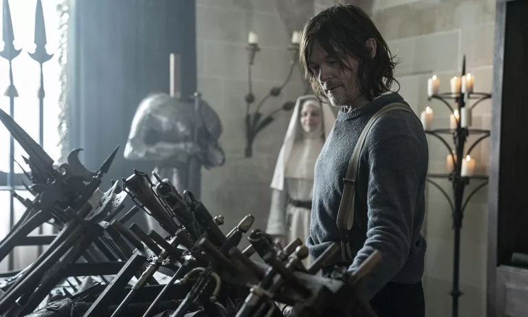 Daryl olhando as armas das freiras em cena do Episódio 1 da 1ª temporada de The Walking Dead: Daryl Dixon.