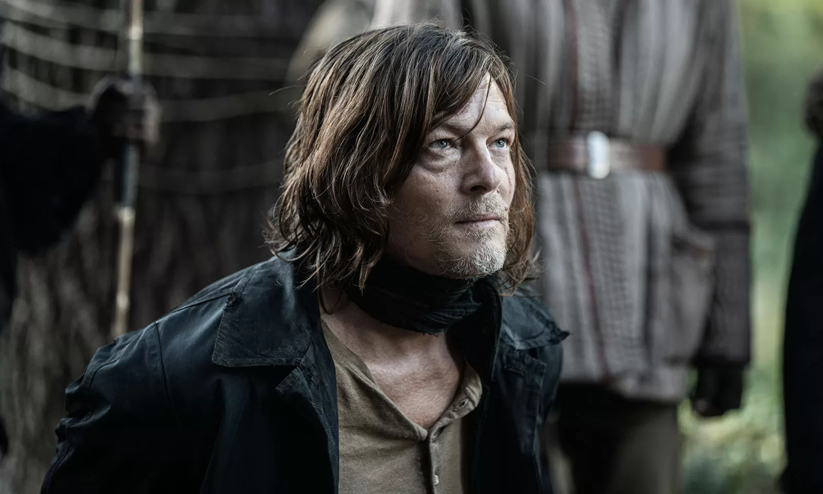 Daryl ajoelhado feito de refém em cena do episódio 1 da 1ª temporada de The Walking Dead: Daryl Dixon.