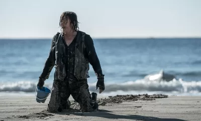 Daryl segurando um balde na beira da praia em cena do Episódio 1 da 1ª temporada de The Walking Dead: Daryl Dixon.