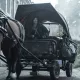 Daryl na carroça se preparando para partir em cena do episódio 2 da 1ª temporada de The Walking Dead: Daryl Dixon.