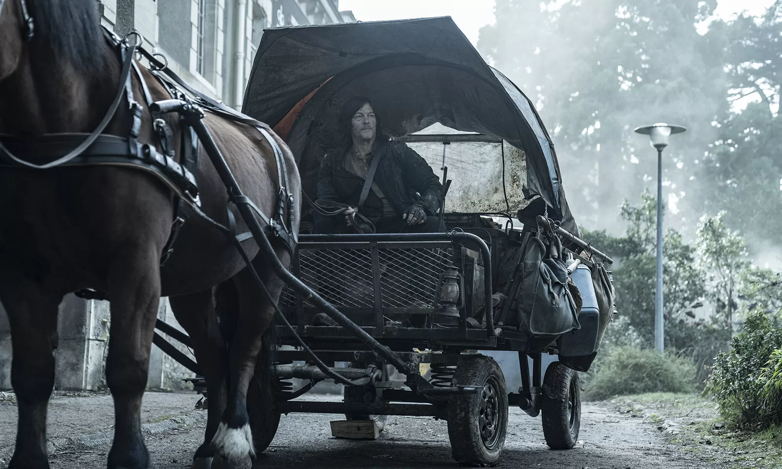 Daryl na carroça se preparando para partir em cena do episódio 2 da 1ª temporada de The Walking Dead: Daryl Dixon.