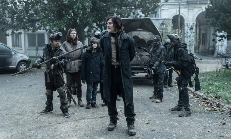 Daryl amarrado como refém das crianças em cena do Episódio 2 da 1ª temporada de The Walking Dead: Daryl Dixon.