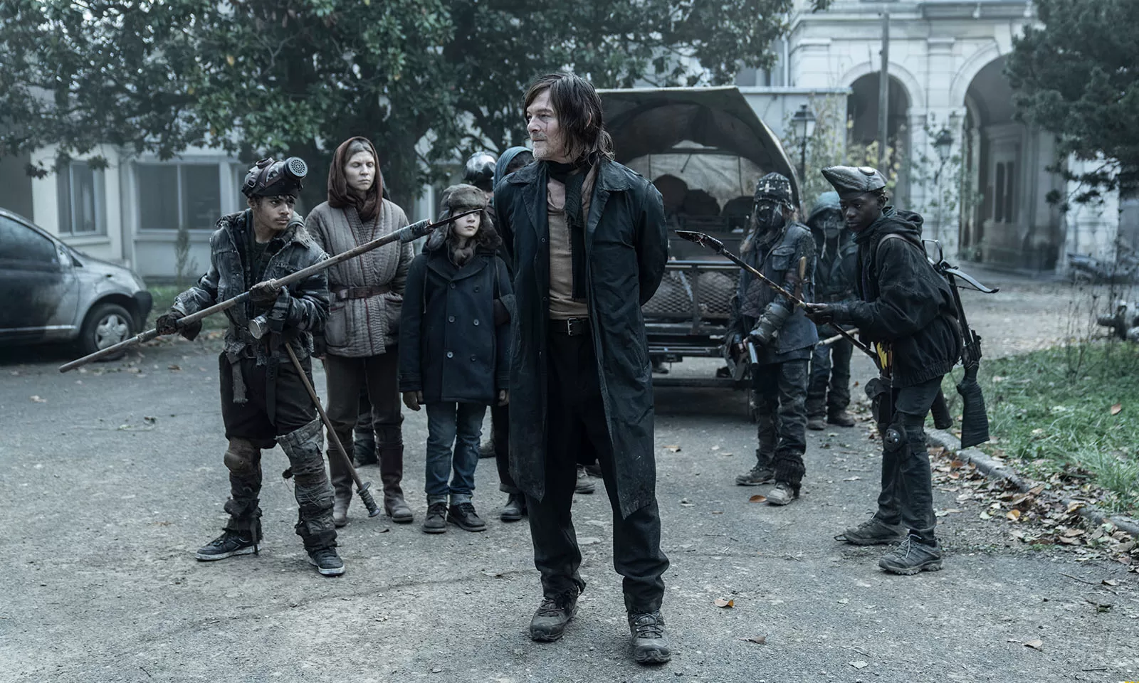 Daryl amarrado como refém das crianças em cena do Episódio 2 da 1ª temporada de The Walking Dead: Daryl Dixon.