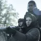 Isabelle, com sua arma, Sylvie e Laurent na carroça em cena do Episódio 2 da 1ª Temporada de The Walking Dead: Daryl Dixon.