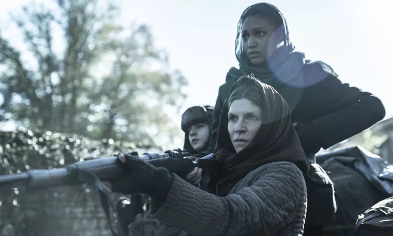 Isabelle, com sua arma, Sylvie e Laurent na carroça em cena do Episódio 2 da 1ª Temporada de The Walking Dead: Daryl Dixon.