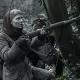 Isabelle apontando sua arma na floresta em cena do Episódio 2 da 1ª temporada de The Walking Dead: Daryl Dixon.
