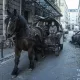 Daryl, Isabelle, Laurent e Sylvie andando na carruagem pelas ruas de Paris em cena do Episódio 3 da 1ª temporada de The Walking Dead: Daryl Dixon.