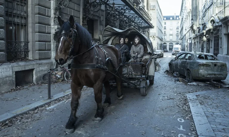Daryl, Isabelle, Laurent e Sylvie andando na carruagem pelas ruas de Paris em cena do Episódio 3 da 1ª temporada de The Walking Dead: Daryl Dixon.