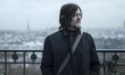 Daryl em Paris olhando para algo ou alguém em cena do Episódio 3 da 1ª temporada de The Walking Dead: Daryl Dixon.