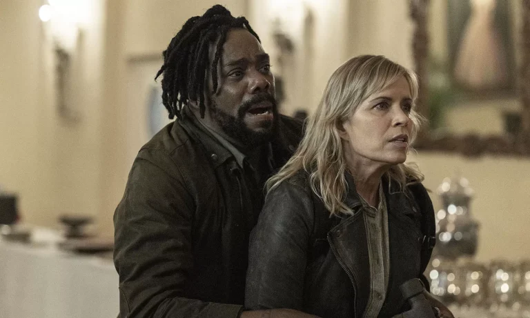 Victor Strand segurando Madison em cena do Episódio 7 da 8ª temporada de Fear the Walking Dead.
