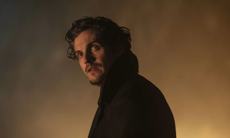 Troy olhando para algo ou alguém em cena do Episódio 8 da 8ª temporada de Fear the Walking Dead.