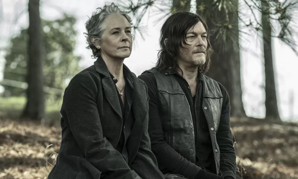 Carol sentada ao lado de Daryl em cena do episódio 24 da 11ª e última temporada de The Walking Dead.