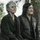 Carol sentada ao lado de Daryl em cena do episódio 24 da 11ª e última temporada de The Walking Dead.