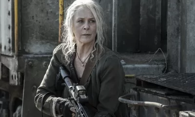 Carol segurando uma arma em cena do episódio 21 da 11ª temporada de The Walking Dead.