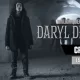 Laurent com walkers ao fundo em arte da crítica do episódio 4 da 1ª temporada de The Walking Dead: Daryl Dixon.