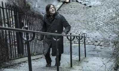 Daryl subindo uma escadaria e olhando para cima em cena do Episódio 4 da 1ª temporada de The Walking Dead: Daryl Dixon.