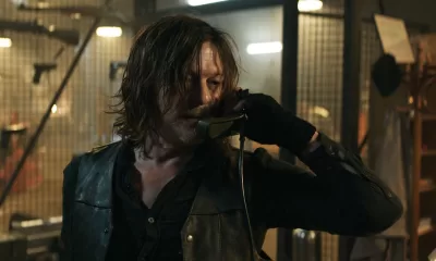 Daryl falando ao rádio com Carol em cena do episódio 5 da 1ª temporada de The Walking Dead: Daryl Dixon.