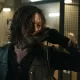Daryl falando ao rádio com Carol em cena do episódio 5 da 1ª temporada de The Walking Dead: Daryl Dixon.