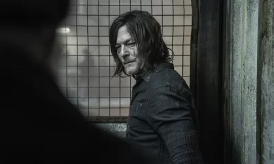 Daryl olhando para baixo e pensativo enquanto está preso em cena do Episódio 5 da 1ª temporada de The Walking Dead: Daryl Dixon.