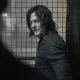 Daryl olhando para baixo e pensativo enquanto está preso em cena do Episódio 5 da 1ª temporada de The Walking Dead: Daryl Dixon.