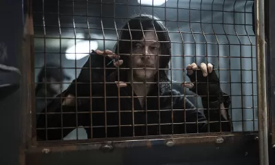 Daryl preso em algum lugar em cena do Episódio 5 da 1ª temporada de The Walking Dead: Daryl Dixon.