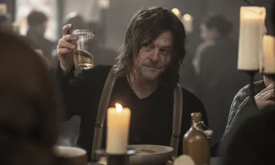 Daryl segurando um copo e brindando em cena do Episódio 6 da 1ª temporada de The Walking Dead: Daryl Dixon.