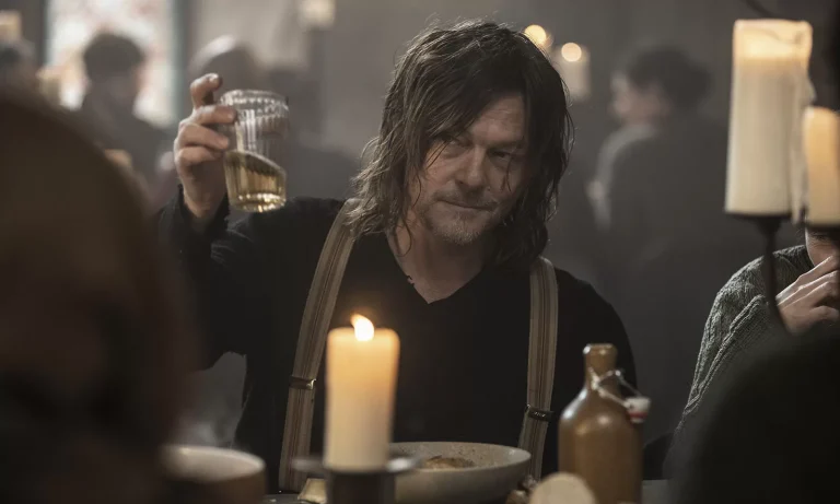 Daryl segurando um copo e brindando em cena do Episódio 6 da 1ª temporada de The Walking Dead: Daryl Dixon.