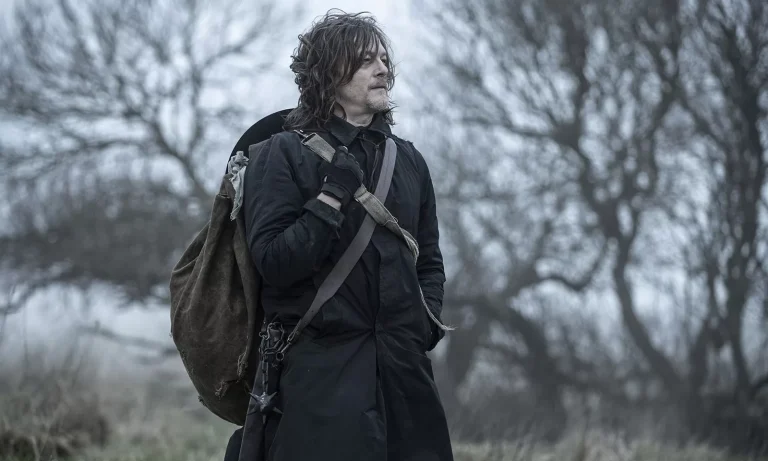 Daryl olhando para algo ou alguém enquanto segue sua viagem em cena do Episódio 6 da 1ª temporada de The Walking Dead: Daryl Dixon.