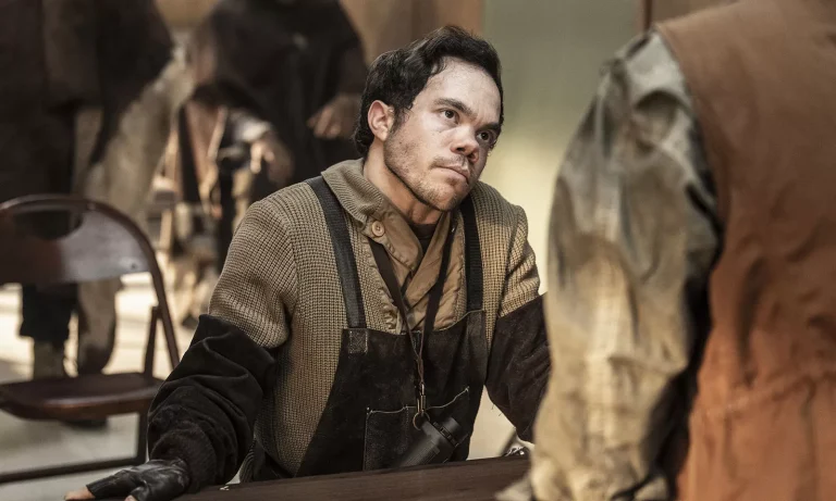 Matthew Jeffers como Nat em imagem promocional de The Walking Dead: The Ones Who Live.