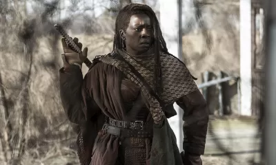 Michonne com seu novo traje e pronta para pegar sua katana em imagem promocional de The Walking Dead: The Ones Who Live.