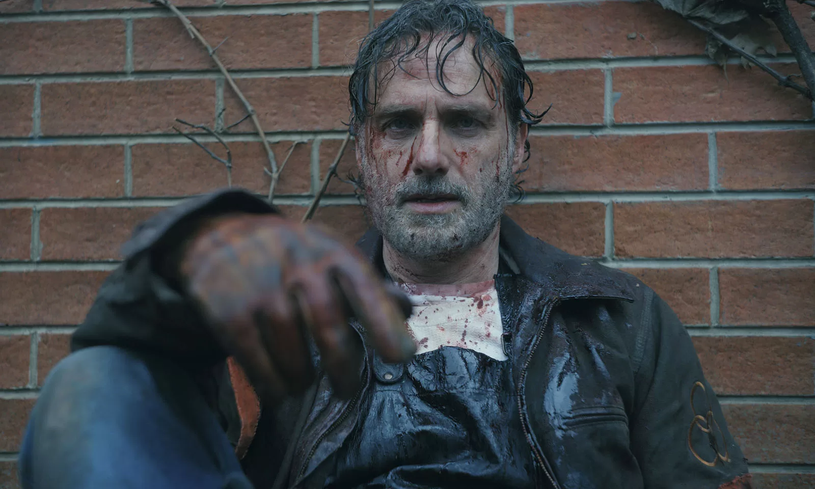 Rick todo sujo de sangue em cena do teaser de The Walking Dead: The Ones Who Live.