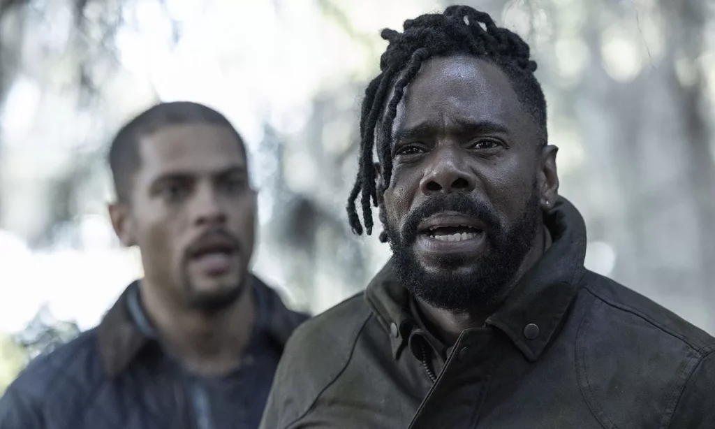 Strand/Anton assustado com Frank ao fundo em cena do Episódio 7 da 8ª temporada de Fear the Walking Dead.