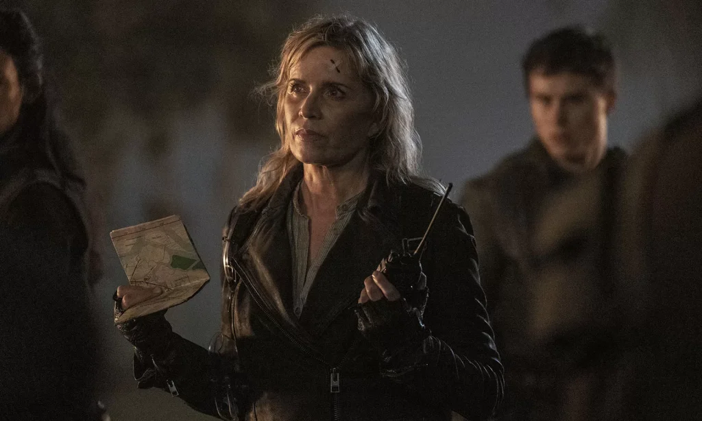 Madison segurando um mapa e um rádio em cena do Episódio 8 da 8ª temporada de Fear the Walking Dead.