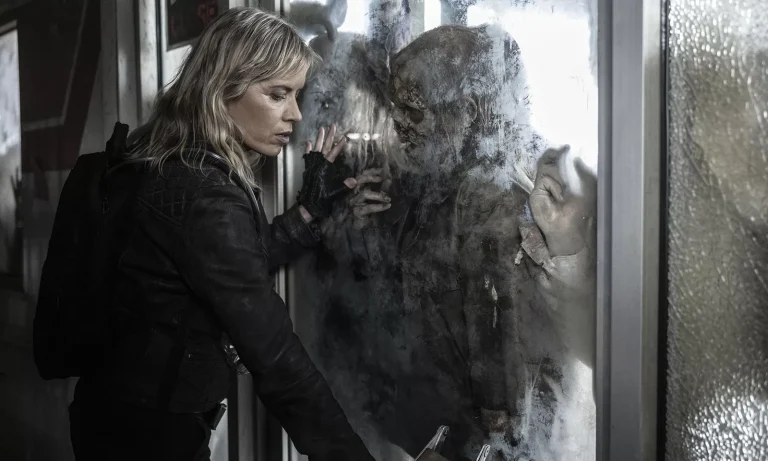 Madison perto de alguns walkers em cena do Episódio 8 da 8ª Temporada de Fear the Walking Dead.