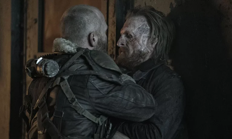 Dwight e Marty lutando em cena do Episódio 9 da 8ª Temporada de Fear the Walking Dead.