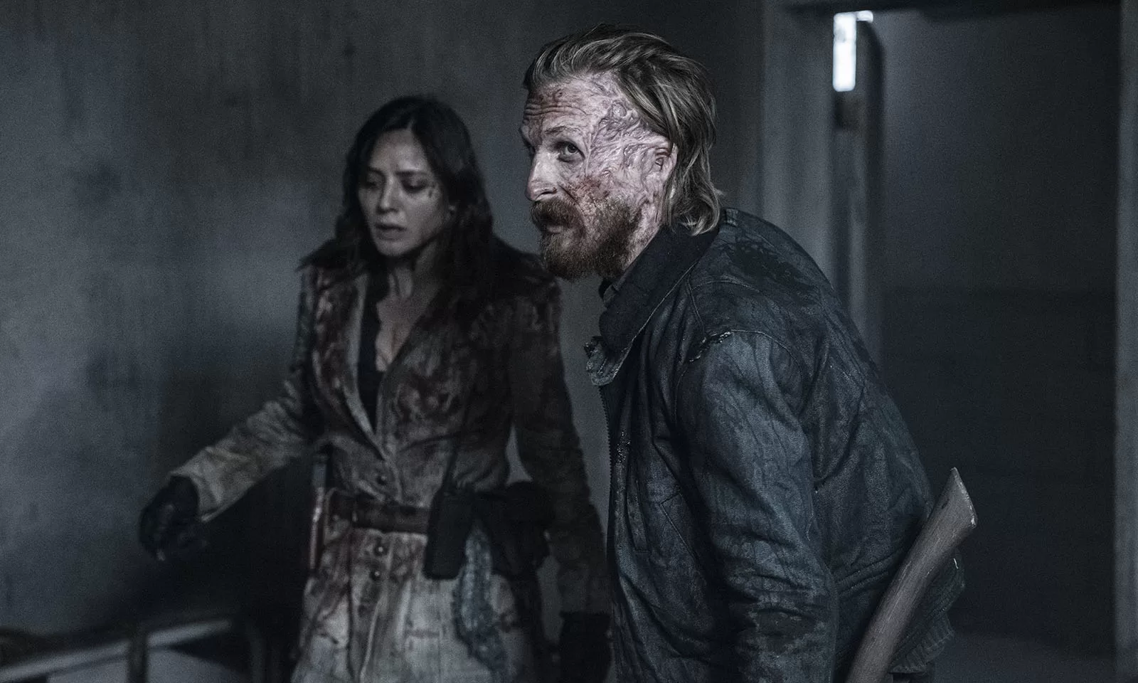 Dwight e Sherry sujos de sangue em cena do episódio 9 da 8ª temporada de Fear the Walking Dead.