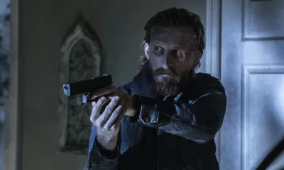Dwight apontando uma arma em cena do Episódio 9 da 8ª temporada de Fear the Walking Dead.