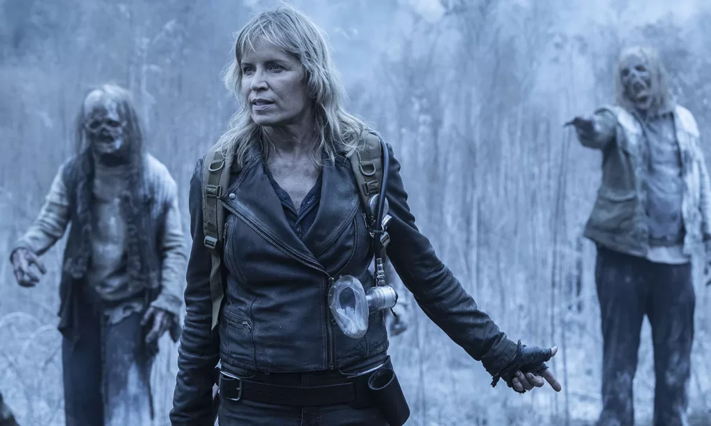 Madison e dois zumbis ao fundo em cena do Episódio 10 da 8ª temporada de Fear the Walking Dead.