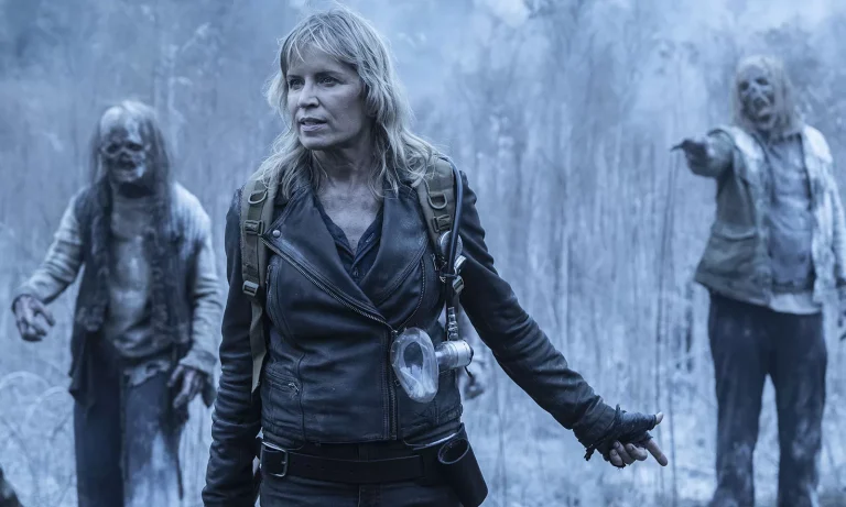 Madison e dois zumbis ao fundo em cena do Episódio 10 da 8ª temporada de Fear the Walking Dead.