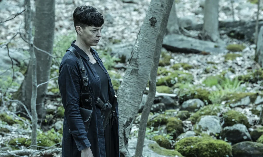 Jadis na floresta e armada em cena de The Walking Dead: The Ones Who Live.