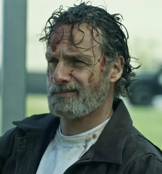 Rick Grimes sujo de sangue e conversando com alguém em cena do trailer de The Walking Dead: The Ones Who Live.