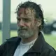 Rick Grimes sujo de sangue e conversando com alguém em cena do trailer de The Walking Dead: The Ones Who Live.