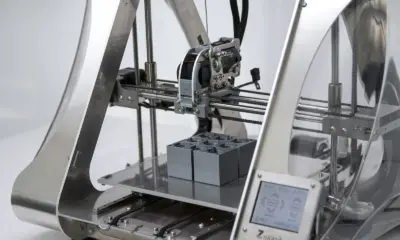 impressora 3d em uma mesa