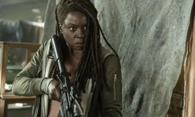 Michonne segurando uma arma e olhando atenta para algo ou alguém em cena de The Walking Dead: The Ones Who Live.