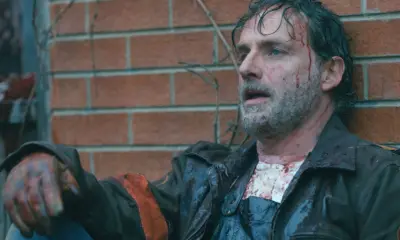Rick cansado e sujo de sangue após um dia de trabalho na República Cívica em cena do Episódio 1 de The Walking Dead: The Ones Who Live.