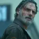 Rick sujo de sangue e olhando para cima em cena do Episódio 1 de The Walking Dead: The Ones Who Live.