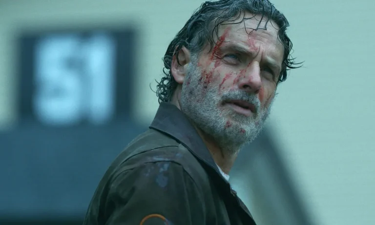 Rick sujo de sangue e olhando para cima em cena do Episódio 1 de The Walking Dead: The Ones Who Live.