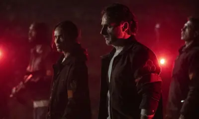 Rick, Pearl e outros utilizando a roupa da CRM em uma possível missão em cena do Episódio 1 de The Walking Dead: The Ones Who Live.