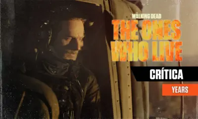 Rick comandando um helicóptero e olhando para baixo em cena do Episódio 1 de The Walking Dead: The Ones Who Live.